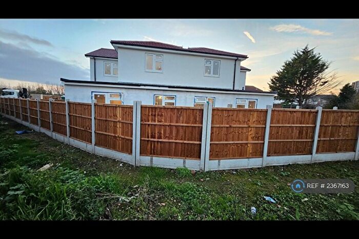 3 Bedroom Flat To Rent In Farm Close, Dagenham, RM10