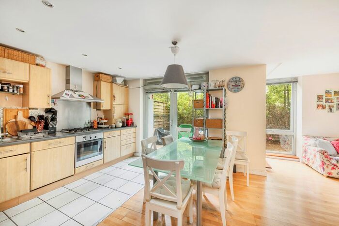 2 Bedroom Flat To Rent In Hunt Close, London, W11