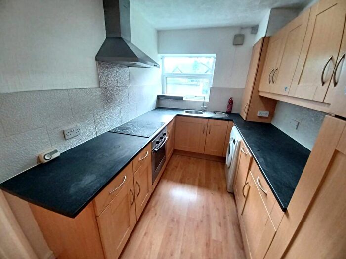 2 Bedroom Flat To Rent In Park View Court, Leeds, West Yorkshire, Uk, LS8