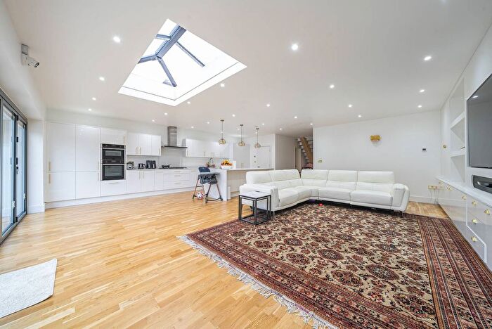 4 Bedroom Semi-Detached House To Rent In Crundale Avenue, Kingsbury, London, NW9