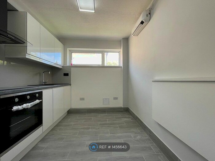2 Bedroom Flat To Rent In Nicholas Court, London, SE12