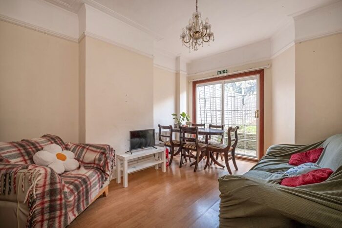 4 Bedroom Flat To Rent In Edencourt Road, London, SW16