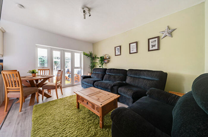3 Bedroom Bungalow For Sale In Copsewood Road, Bitterne Park, Southampton, Hampshire, SO18
