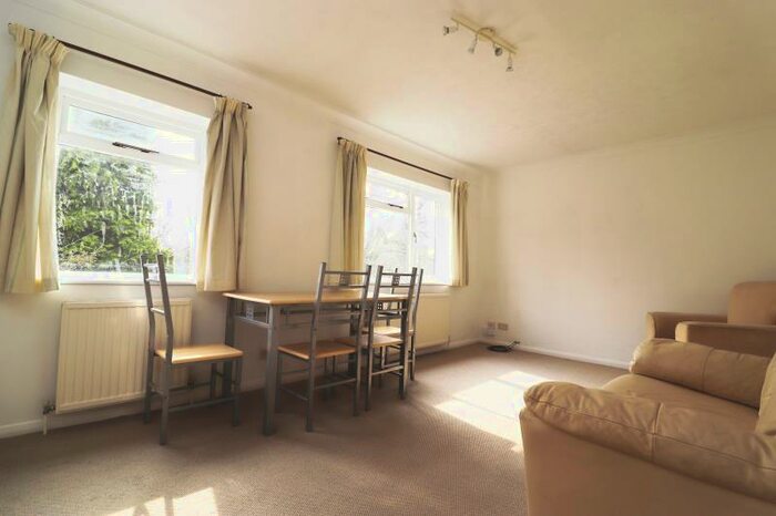 Flat To Rent In The Annexe, Woking, GU22