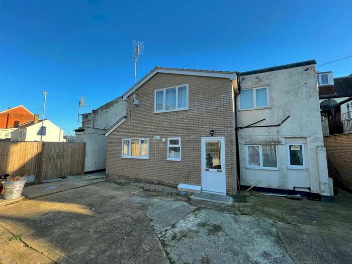 2 Bedroom Flat To Rent In Old Road, Clacton-on-sea, CO15