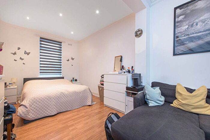 3 Bedroom Terraced House To Rent In Lodge Lane, Woodside Park, London, N12