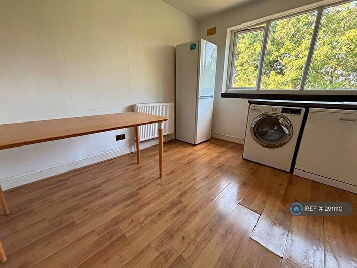 3 Bedroom Flat To Rent In Kings Avenue, London, N10