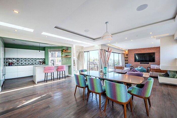 1 Bedroom Penthouse For Sale In Grove Court, Drayton Gardens, London, SW10