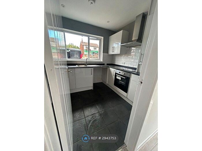 4 Bedroom Semi-detached House To Rent In Highgate Lane, Huddersfield, HD8