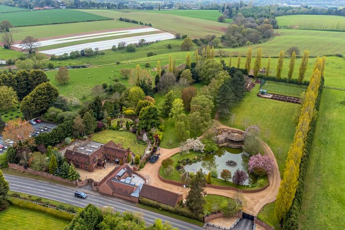 9 Bedroom Property For Sale In Worcester Road, Harvington, Kidderminster, DY10