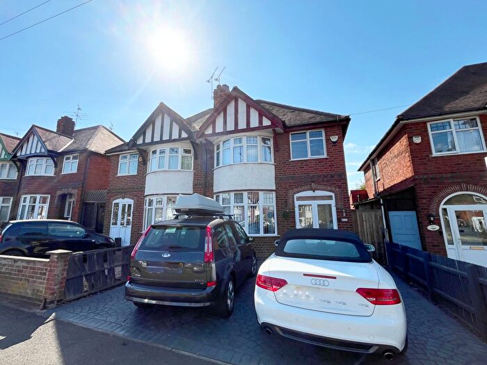 3 Bedroom Semi Detached House For Sale In Wyngate Drive, Western Park, Leicester, LE3