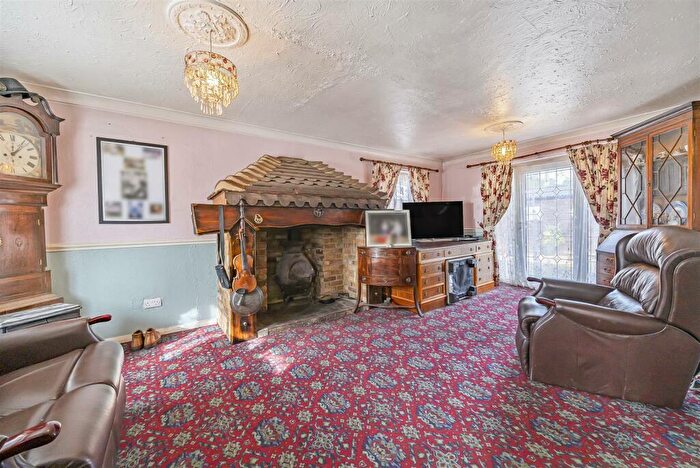 2 Bedroom Detached Bungalow For Sale In Cranford Park Drive, Yateley, Hampshire, GU46