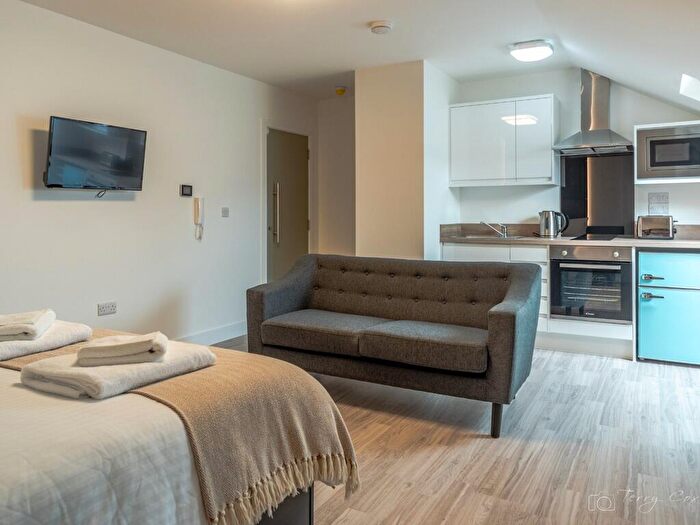 Studio To Rent In - Derrys Villa, Flat, PL4