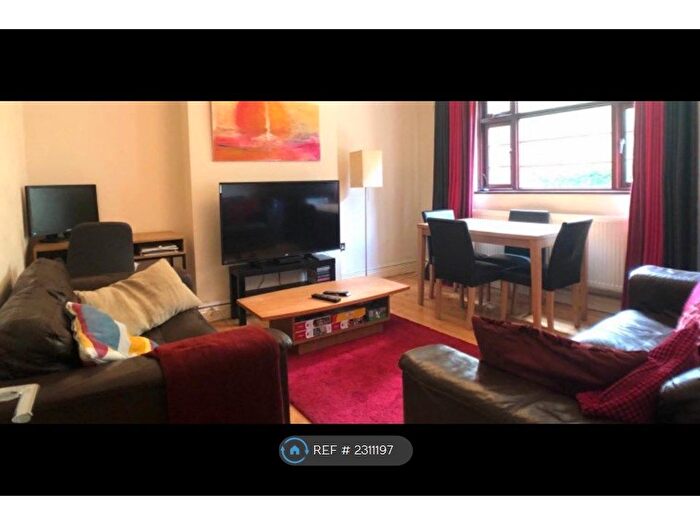 3 Bedroom Flat To Rent In Poynders Gardens, London, SW4