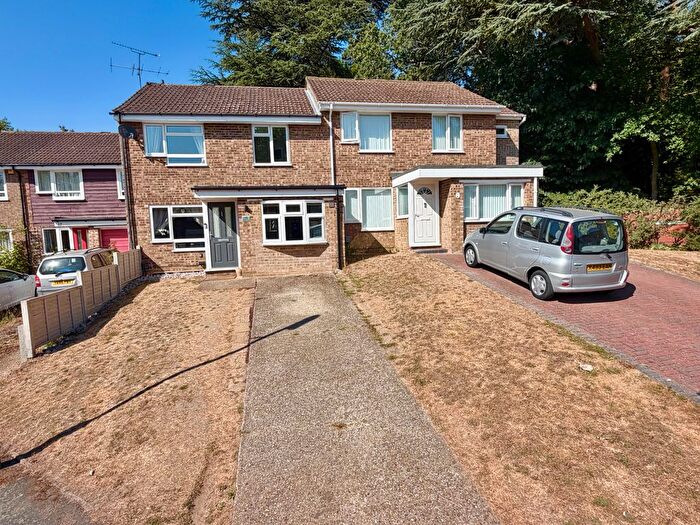 3 Bedroom Terraced House For Sale In Norton Road, Camberley, GU15