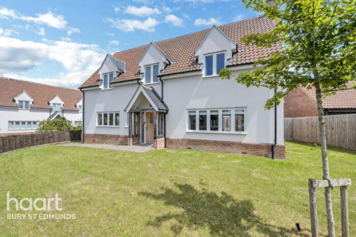4 Bedroom Detached House For Sale In Honeywood Grove, Norton, Bury St Edmunds, IP31