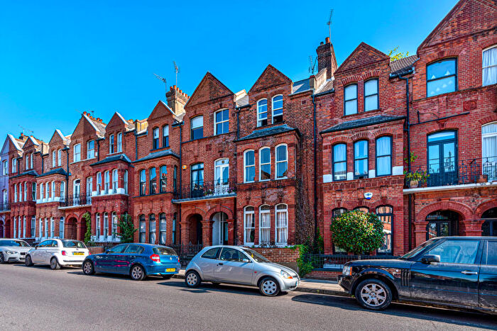 2 Bedroom Apartment For Sale In Baalbec Road, London, N5