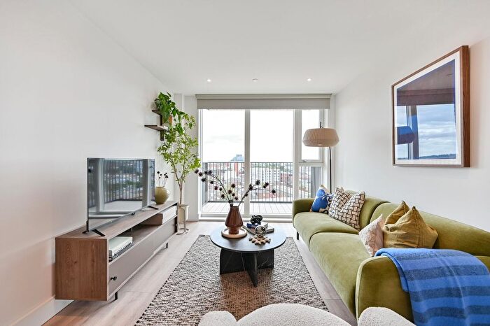 2 Bedroom Flat To Rent In Refinery Square, Slough, London, SL1