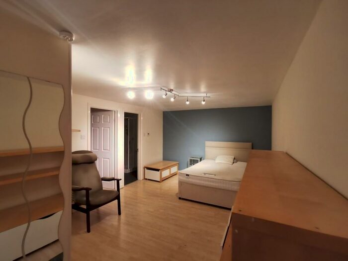 Studio To Rent In High Road, Willesden, London, NW10