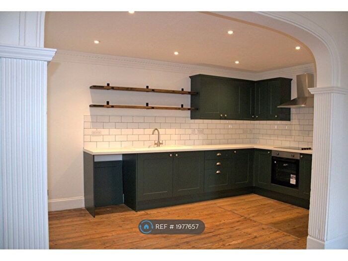 3 Bedroom Flat To Rent In Forest Road West, Nottingham, NG7