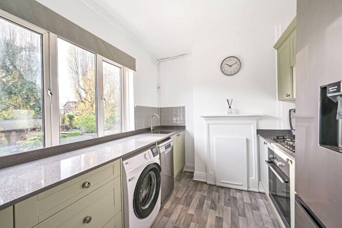 2 Bedroom Flat To Rent In Cricklewood Lane, Cricklewood, London, NW2