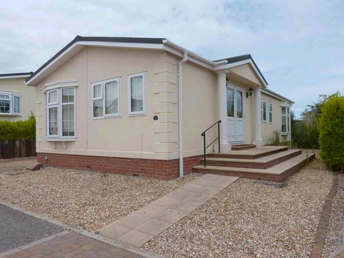 2 Bedroom Mobile/park Home For Sale In Truro Heights, Truro, TR1