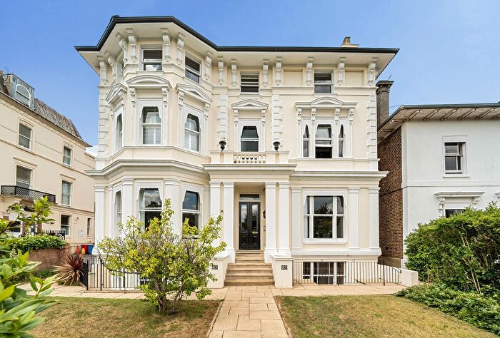 2 Bedroom Flat For Sale In Mount Ephraim, Tunbridge Wells, Kent, TN4