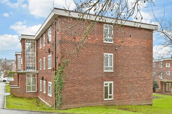 3 Bedroom Flat For Sale In Middle Street, Gillingham, Kent, ME7