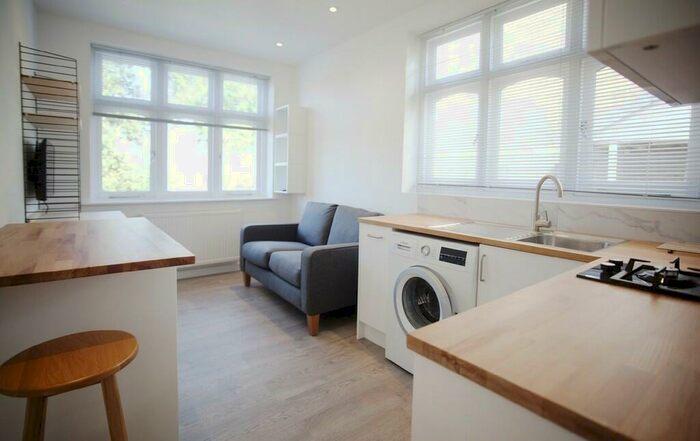 1 Bedroom Apartment To Rent In Ferndene Road, Denmark Hill, SE24