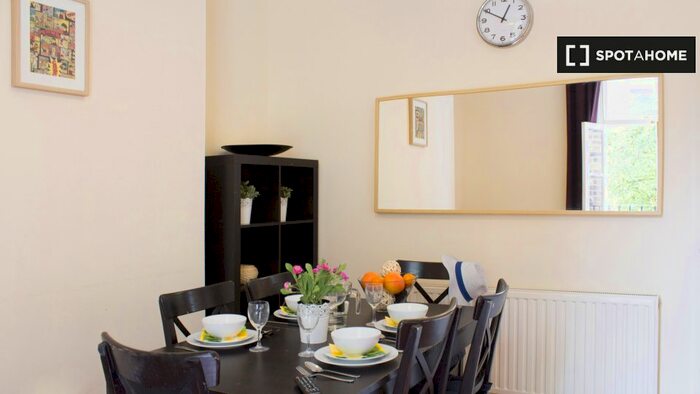 3 Bedroom Flat To Rent In Rochester Rd, NW1
