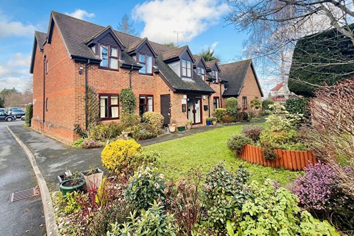 2 Bedroom Flat For Sale In Pinewood Court, Fleet, Hampshire, GU51