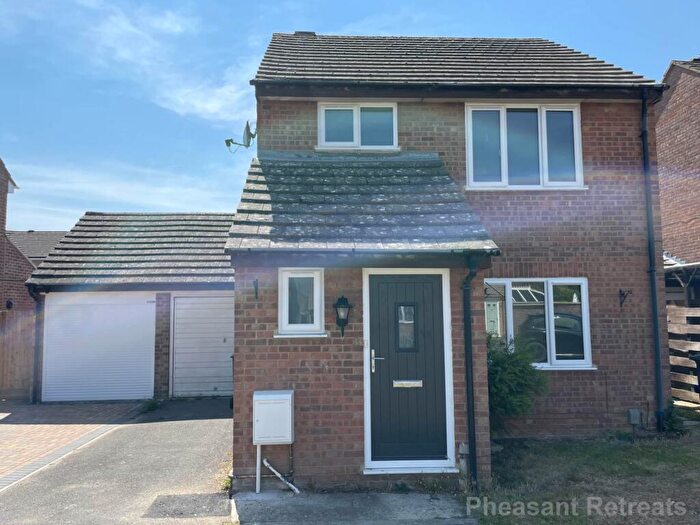 3 Bedroom Detached House To Rent In Alderley Close, Carterton, OX18