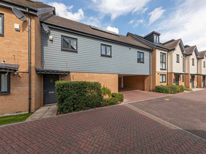 2 Bedroom Flat To Rent In Becket Close, Woodford Green, IG8