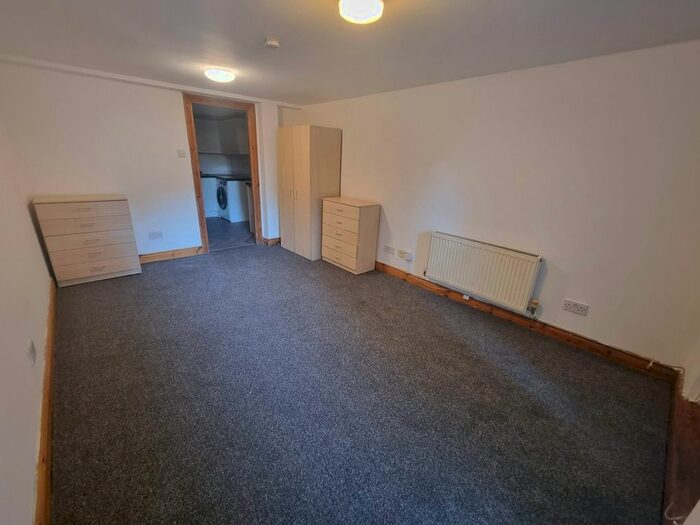 Studio To Rent In London Road, London, SW17