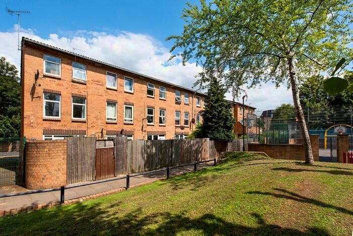 3 Bedroom Town House To Rent In Langford Close, London, E8