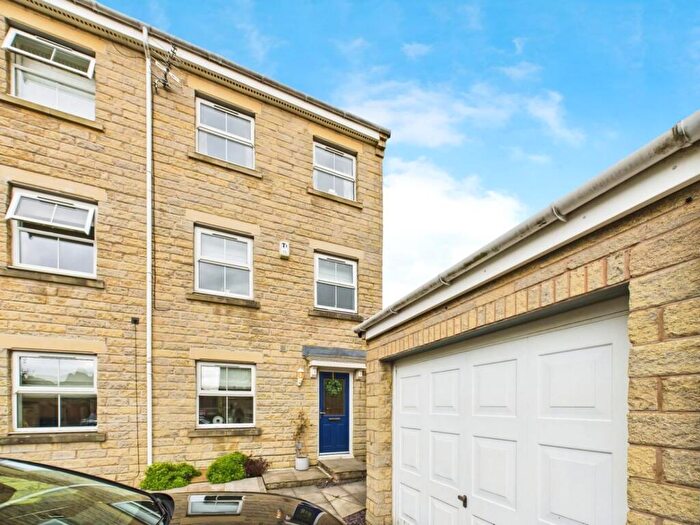 4 Bedroom Town House For Sale In Bewick Drive, Eldwick, BD16