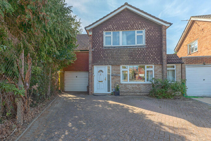 4 Bedroom Detached House For Sale In Lindley Road, Walton-on-thames, Surrey, KT12