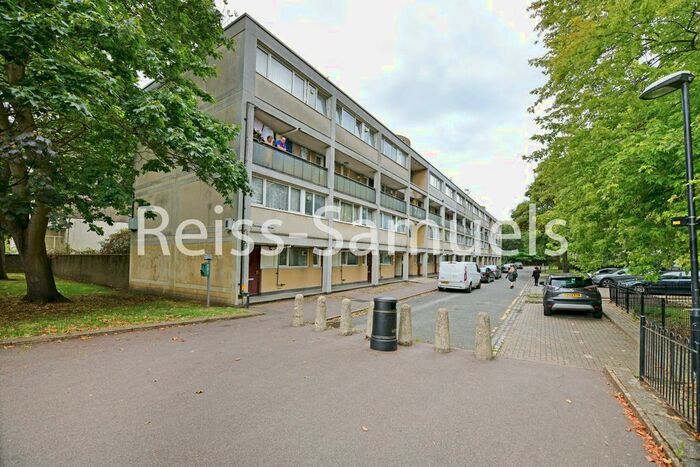 4 Bedroom Maisonette To Rent In Osmingtton House, Dorset Road, London, SW8