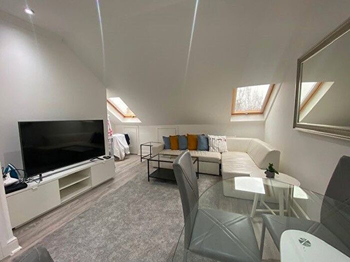 3 Bedroom Flat To Rent In Rannoch Road, Hammersmith, W6