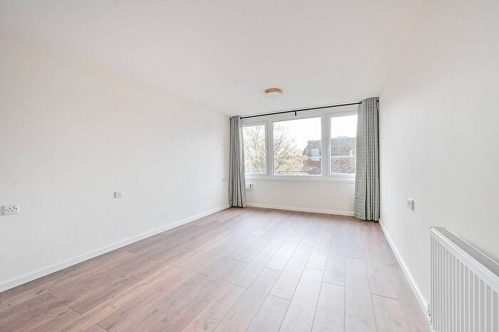 1 Bedroom Flat To Rent In Justin Close, Brentford, TW8