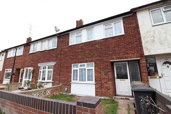 3 Bedroom Semi-Detached House To Rent In Shelley Road, LU4
