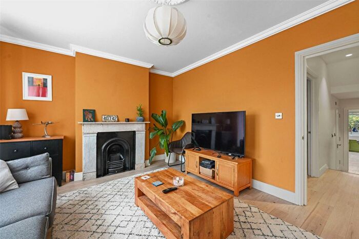 2 Bedroom Flat For Sale In Daubeney Road, Hackney, London, E5