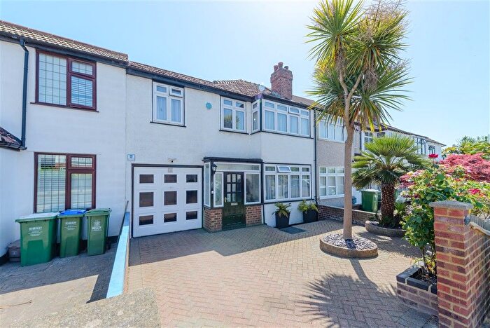 5 Bedroom End Of Terrace House For Sale In Sycamore Avenue, Sidcup, Kent, DA15