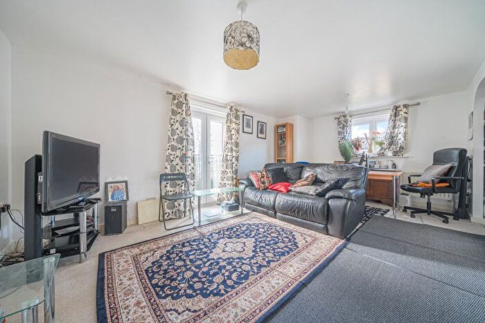 2 Bedroom Flat For Sale In Kingsfield Way, Redhill, Surrey, RH1
