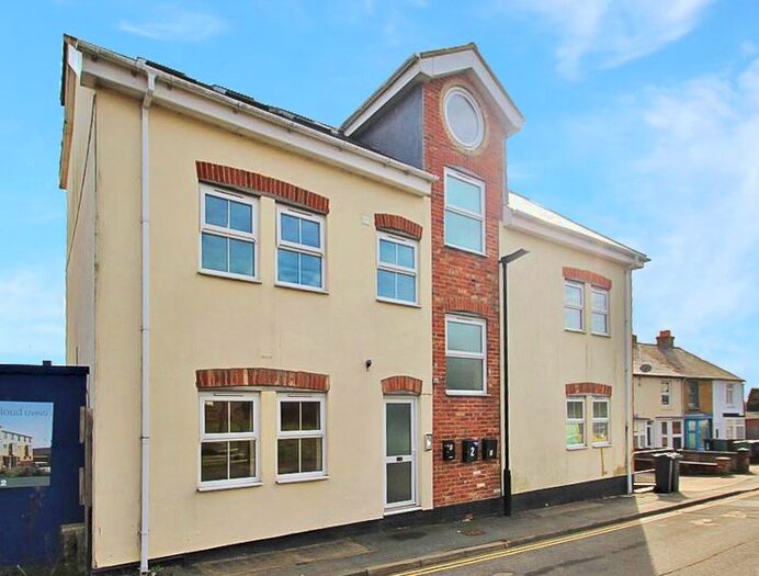 2 Bedroom Flat To Rent In Arctic Road, Cowes, PO31
