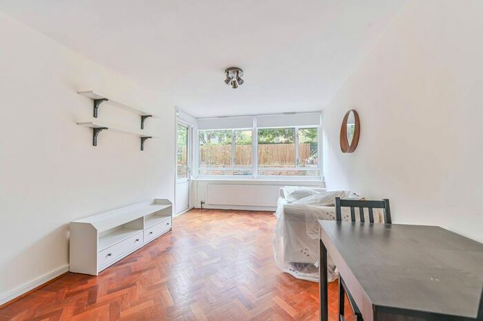 1 Bedroom Flat To Rent In Churchill Gardens, Pimlico, London, SW1V