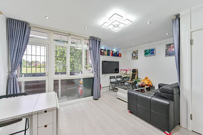 3 Bedroom Maisonette For Sale In Farjeon Road, Shooters Hill, London, SE3
