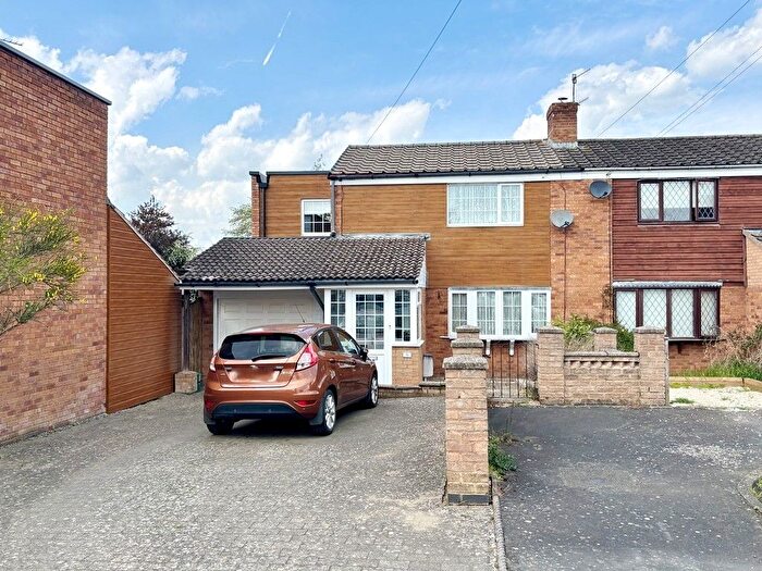 3 Bedroom Semi-Detached House For Sale In Jubilee Close, Bidford-On-Avon, B50