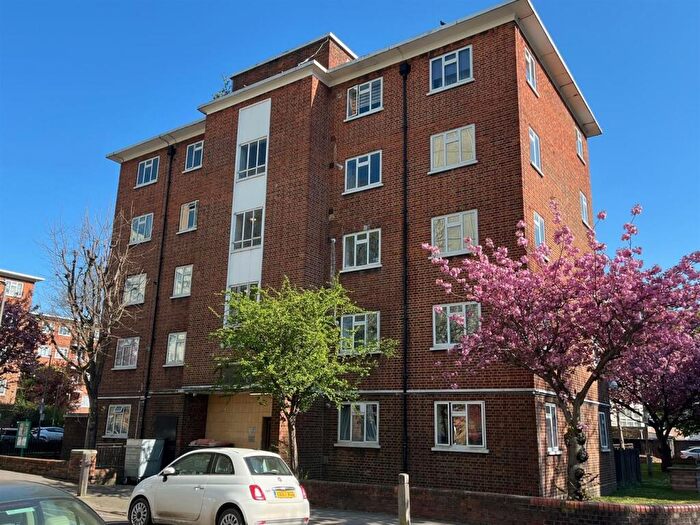 2 Bedroom Flat For Sale In Ravenet Street, London, SW11