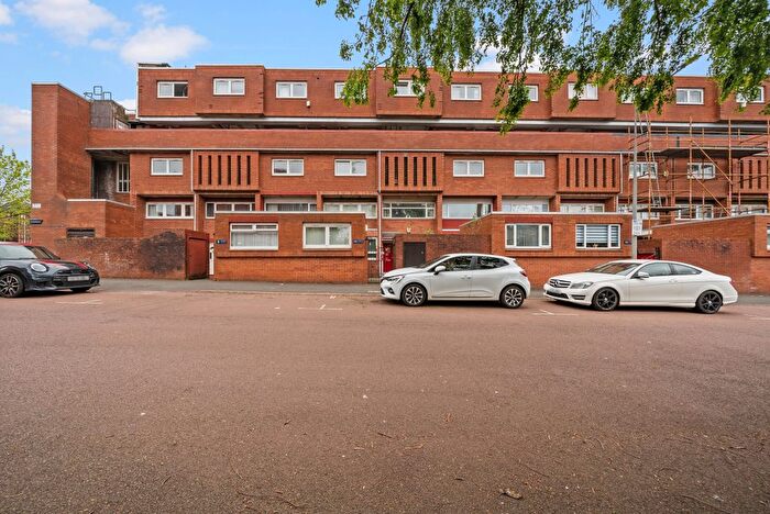 2 Bedroom Maisonette For Sale In Braid Square, Glasgow, Glasgow, G4